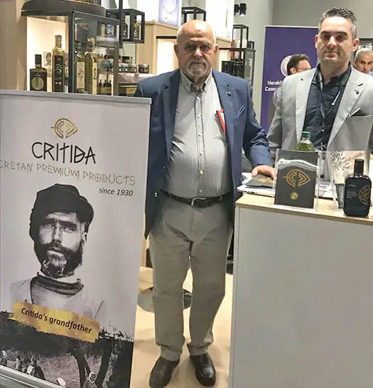 Η διοίκηση της CRITIDA στο περίπτερο της εταιρείας σε έκθεση